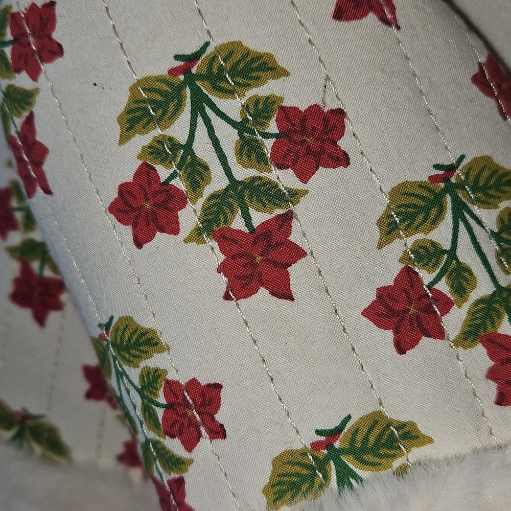 Print Fresh Never Been Worn Women's Slippers - White and Red And Green Size 10 - Picture 3 of 7